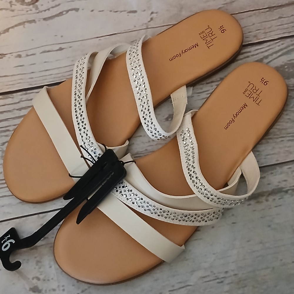 Time and Tru women's vinyl core strappy sandals with bling Bone size 9 1/2 - Picture 5 of 5